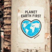 Planeta Tierra Primero, con forma de corazón